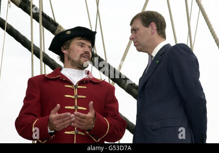 Il Duca di York (R) parla al Capitano Vladimir Martous, 34, a bordo dello Shtandart sul Tamigi a Londra. Il duca visitò la replica della fregata del cannone del 28, durante la visita della nave a Londra. * la nave da combattimento, originariamente costruita nel 1703 come ammiraglia della nuova marina russa dal giovane Tsar Pietro il Grande, fu ricostruita da un gruppo di volontari come parte di una joint venture di beneficenza russa/britannica/olandese. Il Duca è un Patrono comune del progetto. Foto Stock