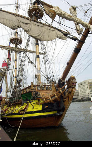 Lo Shtandart sul Tamigi a Londra. Il Duca di York ha visitato la replica 28 fregata di pistola durante la visita della nave a Londra. La nave da combattimento, originariamente costruita nel 1703 come ammiraglia della marina russa, fu ricostruita da un gruppo di volontari. *... come parte di una joint venture caritativa russa/britannica/olandese. Il Duca è un patrono congiunto del progetto. Foto Stock