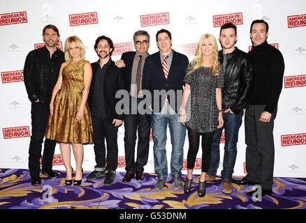 (Da sinistra a destra) Sean William Scott, Mena Suvari, Thomas Ian Nicholas, Eugene Levy, Jason Biggs, Tara Reid, Eddie Kaye Thomas e Chris Klein durante una fotocellula per promuovere il loro nuovo film, American Pie:Reunion. Foto Stock