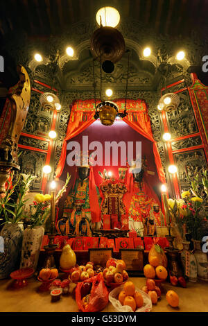 Altare con statue di divinità Man e Mo, taoista Tempio Man Mo, Distretto Sheung Wan, Isola di Hong Kong, Hong Kong, Cina Foto Stock