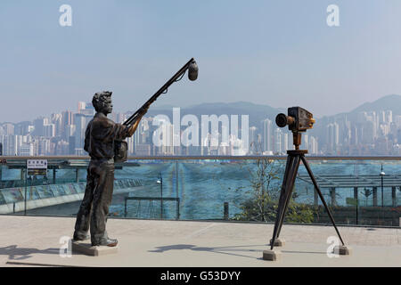 Assistente del suono e la cinepresa, sculture in bronzo, Viale delle Stelle con vista dell'Isola di Hong Kong, Tsim Sha Tsui, Kowloon Foto Stock