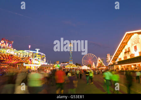 Giostre e birra tende a Stoccarda festa della birra, Canstatter Volksfest, Cannstatter Wasen, equo, frutta colonna, Bad Cannstatt Foto Stock