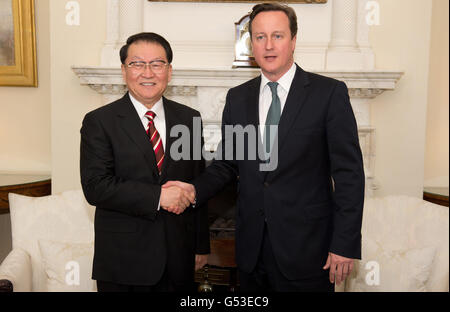 Il primo ministro David Cameron stringe le mani con l'alto funzionario del Partito comunista cinese, il membro del Politburo li Changchun al n. 10 durante una discussione sugli sforzi per approfondire le relazioni commerciali e culturali del Regno Unito con la Cina, nonché la cooperazione bilaterale su questioni globali come Iran e Siria. Foto Stock