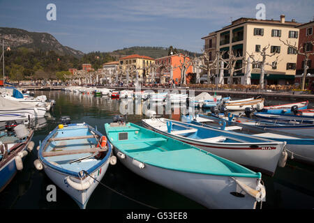 Barche ormeggiate nel porto di Garda, il lago di gara, Lago di Garda, Veneto, Italia, Europa, PublicGround Foto Stock