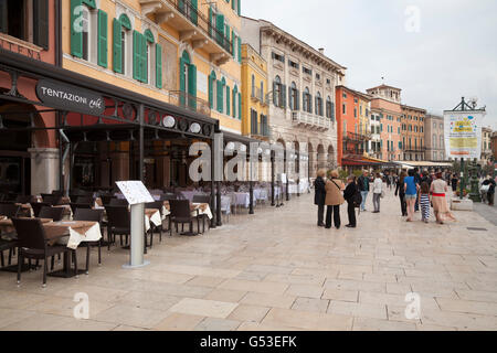 Ristoranti in Piazza Bra, Verona, Veneto, Italia, Europa, PublicGround Foto Stock