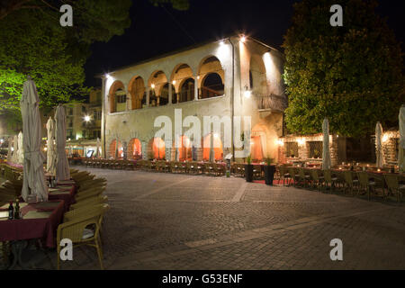 Ristorante sul lungomare di notte, Garda, il Lago di Garda, Veneto, Italia, Europa, PublicGround Foto Stock