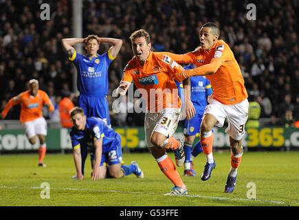 Angel Martinez di Blackpool (a sinistra) festeggia con il compagno di squadra Thomas Ince After segnando il primo obiettivo del suo lato del gioco Foto Stock