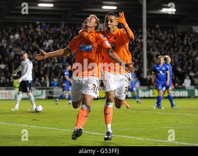 Angel Martinez di Blackpool (a sinistra) festeggia con il compagno di squadra Thomas Ince After segnando il primo obiettivo del suo lato del gioco Foto Stock