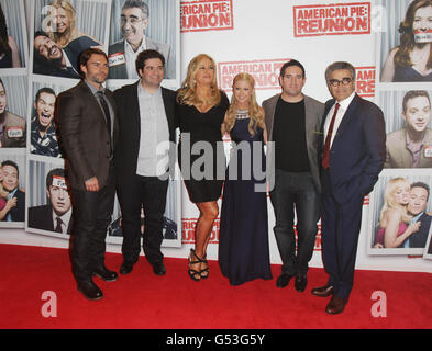 (Da sinistra) Seann William Scott, Jon Hurwitz, Jennifer Coolidge, Tara Reid, Hayden Schlossberg e Eugene Levy alla prima irlandese di American Pie The Reunion al Savoy Cinema di Dublino. Foto Stock