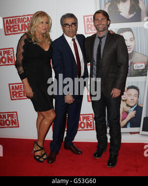 Jennifer Coolidge, Eugene Levy e Seann William Scott alla prima irlandese di American Pie The Reunion al Savoy Cinema di Dublino. Foto Stock