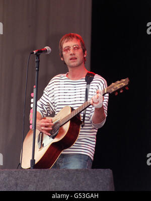 Simon Fowler della band Ocean Color Scene che si esibisce sul palco del festival musicale V2000 a Chelmsford, in Essex. Foto Stock
