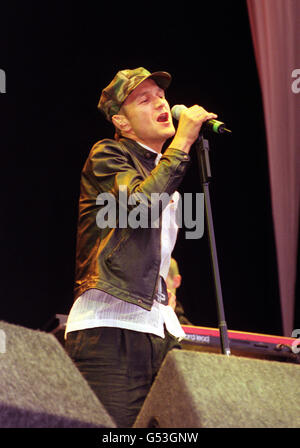 Tim Booth, cantante leader con la band James che si esibisce sul palco al festival musicale V2000 di Chelmsford, nell'Essex Foto Stock