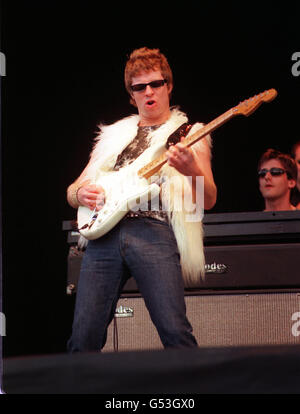 Simon Bartholomew della band The Brand New Heavies si esibisce sul palco al festival musicale V2000 a Chelmsford, in Essex Foto Stock