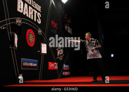 Freccette - McCoys Premier League freccette - capitale FM Arena. Phil Taylor durante la sua partita contro Andy Hamilton Foto Stock