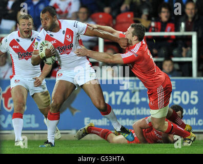 Rugby League - Stobart Super League - St Helens v Widnes Vikings - Langtree Park. St Helens Francis Melli tiene fuori i Cameron Phelps di Widnes (a destra) durante la partita della Stobart Super League al Langtree Park, St Helens. Foto Stock