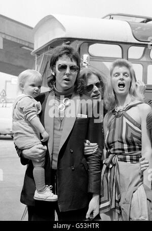 L'ex stella dei Beatles Paul McCartney con sua moglie Linda e la loro figlia Stella all'aeroporto di Heathrow, Londra, dopo aver volato giù da Glasgow con il loro gruppo Wings. Foto Stock