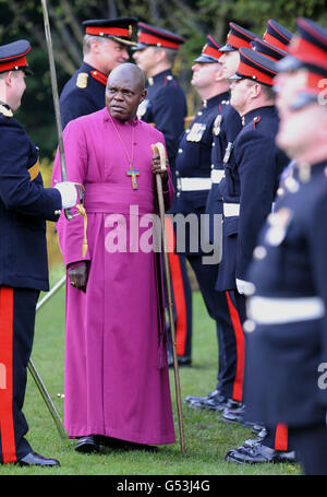 L'arcivescovo di York, John Sentamu, ispeziona i soldati del 101esimo Reggimento dell'artiglieria reale dopo che hanno sparato un saluto di pistola 21 per la regina Elisabetta II alla data del suo compleanno effettivo, nei Giardini del Museo, York. Foto Stock