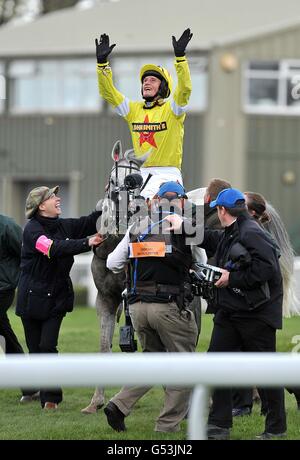 Jockey Daryl Jacob festeggia su Neptune Collonges dopo aver vinto il Grand National Chase di John Smith durante il Grand National Day all'Aintree Racecourse di Liverpool. Foto Stock