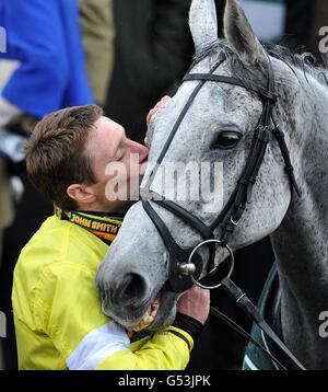 Jockey Daryl Jacob festeggia con Neptune Collonges dopo aver vinto il Grand National Chase di John Smith durante il Grand National Day all'Aintree Racecourse di Liverpool. Foto Stock