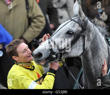 Jockey Daryl Jacob festeggia con Neptune Collonges dopo aver vinto il Grand National Chase di John Smith durante il Grand National Day all'Aintree Racecourse di Liverpool. Foto Stock