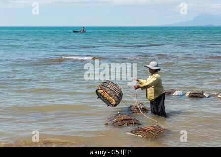 Attività di pesca del granchio nella parte anteriore del mercato del granchio in Kep. Foto Stock