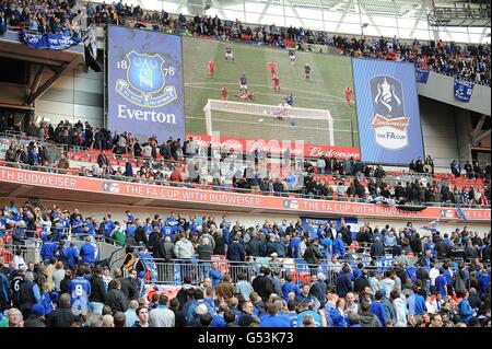 Calcio - fa Cup - Semifinale - Liverpool / Everton - Stadio di Wembley. Vista generale mentre i fan guardano una risposta a Nikica Jelavic che segnava il primo obiettivo del gioco di Everton, sul grande schermo Foto Stock