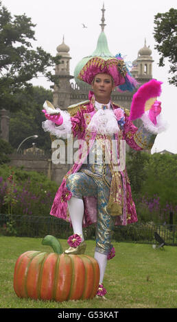 Il presentatore televisivo Julian Clary come personaggio pantomima Dandini, l'aide de camp a Prince Charming nella fiaba Cenerentola, al Brighton Pavilion. * il presentatore farà il suo debutto in pantomima, che si terrà dal 14 dicembre al 21 gennaio 2001 al Theatre Royal di Brighton. Foto Stock