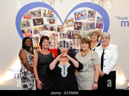 Madri di atleti britannici (da sinistra a destra) Rose Kwakye, madre di Jeanette Kwakye; Kim Tancock, madre di Liam Tancock; Carol Hoy, madre di Sir Chris Hoy; Dawn French; Alison Rushgrove, madre di ben Rushgrove; Pauline Pendleton, madre di Victoria Pendleton; Pat Radcliffe, madre di Radcliffe; Pat Payne, madre di Keri-Anne Payne, è raffigurata al Mayfair Hotel nel centro di Londra, dove l'attrice Dawn French si è unita al lancio della serie cinematografica "Raising an Olympian" di P&G. Foto Stock