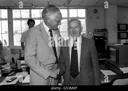 Il redattore Reg Evans cita la mano di Joe Canon, che si sta ritirando dopo 18 anni di servizio Foto Stock