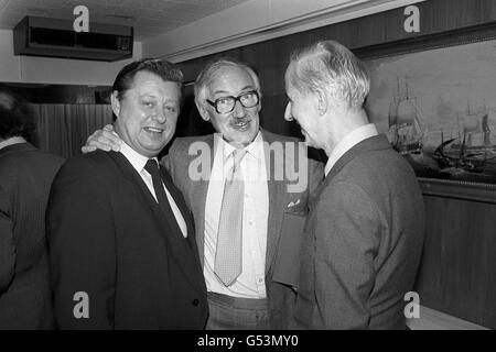 Iann Yates (a destra), direttore generale del PA, offre un pranzo per l'associate Editor Reg Evans, con la partecipazione dell'Picture Editor Paddy Hicks (a sinistra). Foto Stock