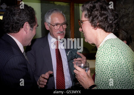 L'editore Reg Evans (centro) condivide un aneddoto con la moglie e l'editore Colin Webb. Foto Stock