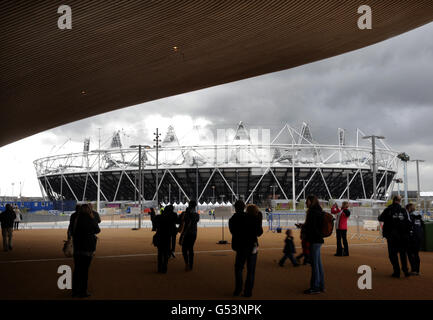 I membri del pubblico arrivano al Parco Olimpico per guardare il nuoto sincronizzato, Londra. Londra 2012 ha segnato 100 giorni per andare all'inizio delle Olimpiadi di oggi, lanciando lo slogan per i Giochi: 'Inspire a generation'. Foto Stock