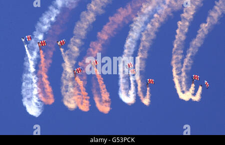 La squadra RAF Falcons Parachute è caduta in Airbourne 2000 a Eastbourne, East Sussex, mentre i subacquei della polizia stavano combattendo la costa per il naufragio del jet L29 Delfin che si è schiantato in mare il 18/08/00, uccidendo un ex pilota Red Arrows. * ...allo spettacolo. I subacquei stavano cercando di recuperare frammenti dell'aereo in un tentativo di scoprire perché Ted Girdler di 62 anni è stato ucciso mentre eseguiva quella che sembrava essere una semplice manovra aerobatica. Foto Stock