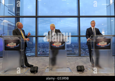 I candidati per il Sindaco di Londra (da sinistra a destra) Ken Livingstone, Boris Johnson e Brain Paddock parlano durante un dibattito dal vivo Sky News all'Heron Tower, Londra. Foto Stock