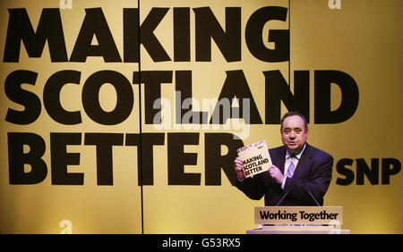 Il primo Ministro Alex Salmond lancia il manifesto del SNP per le elezioni del consiglio del mese prossimo al Tollbooth, a Stirling, Scozia. Foto Stock