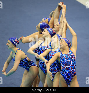 Nuoto - Nuoto sincronizzato Qualifiche olimpiche - terzo giorno - Centro Acquatico Olimpico. Il team della Gran Bretagna si occupa della propria routine durante il Synchronized Swimming Qualificing Event presso l'Olympics Aquatics Centre di Londra. Foto Stock