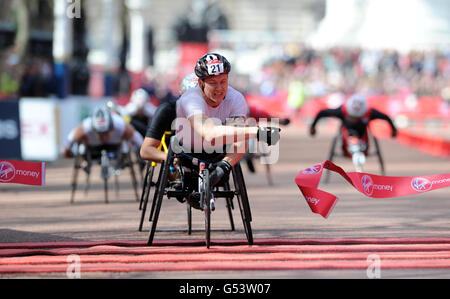 David Weir della Gran Bretagna vince la Maratona di Londra maschile del 2012 durante la 32ma Virgin London Marathon di Londra. Foto Stock