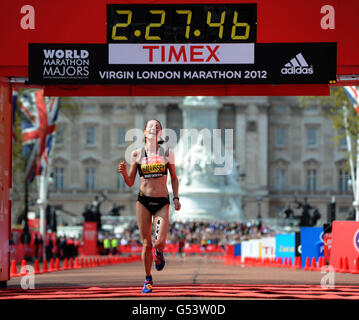 Atletica - 32ma Maratona Virgin London. Claire Hallissey di Great Britian termina la gara d'élite femminile durante la 32ma Maratona Virgin London a Londra. Foto Stock