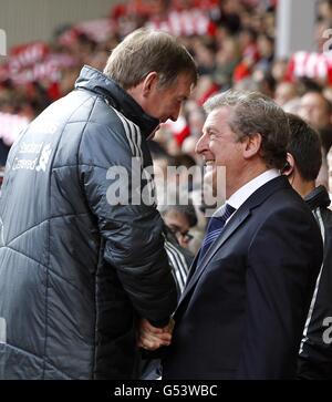 Calcio - Barclays Premier League - Liverpool / West Bromwich Albion - Anfield. Il manager di West Bromwich Albion Roy Hodgson (a destra) e il manager di Liverpool Kenny Dalglish scuotono le mani prima del calcio d'inizio Foto Stock