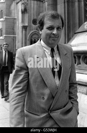 Kelvin McKenzie tribunali a specchio Foto Stock