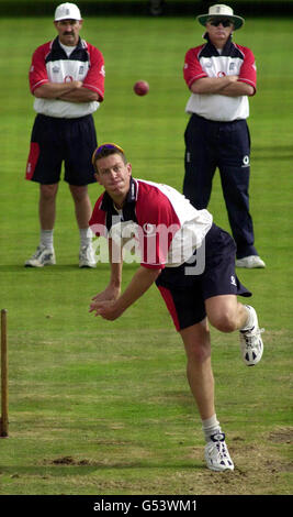 L'inglese spin bowler Ashley Giles è seguito da vicino dall'ex capitano inglese Graham Gooch (a sinistra) e dall'allenatore inglese Duncan Fletcher alla Net Practice all'Oval di Londra. L'Inghilterra gioca la quinta e ultima prova contro le Indie Occidentali al suolo. * ... L'Inghilterra è 2-1 in su nelle 5 serie di prova. Foto Stock