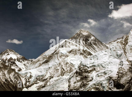 A piedi con i feriti Spedizione Mount Everest Foto Stock