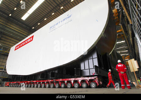 Gli ingegneri spostano il secondo anello del blocco inferiore 05 della portaerei della Royal Navy HMS Queen Elizabeth in preparazione di trasportarlo in Scozia da Portsmouth. Foto Stock