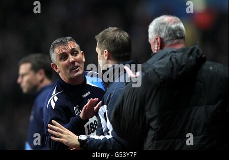 Calcio - Barclays Premier League - Aston Villa / Bolton Wanderers - Villa Park. Il manager di Bolton Wanderers Owen Coyle (a sinistra) ha un argomento con Aston Villa First Team Coach Kevin MacDonald (a destra) sulla linea di contatto Foto Stock