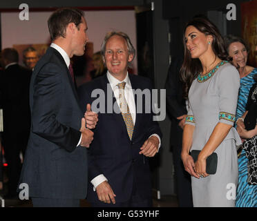 Il Duca e la Duchessa di Cambridge parlano con Charlie Mayhew (centro) di Tusk Trust mentre partecipano alla prima cinematografica di African Cats UK tenuta alla BFI Southbank, Londra. PREMERE ASSOCIAZIONE foto. Data immagine: Mercoledì 25 aprile 2012. Vedi la storia della Pennsylvania ROYAL Cambridge. Il credito fotografico dovrebbe essere: Chris Jackson/PA Wire Foto Stock