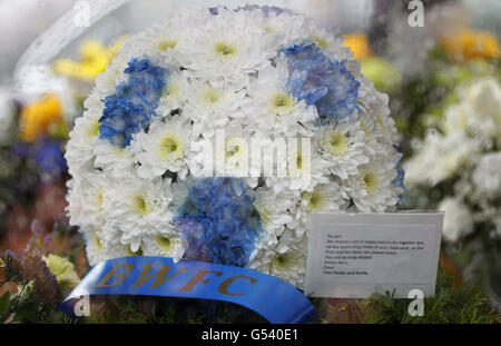 Un messaggio e un tributo floreale da Tom Parker, membro della band The Wanted, nel cuore del caporale Jack Stanley presso la chiesa della Santa Trinità a Littleborough, vicino a Rochdale in seguito ai funerali del soldato. Foto Stock