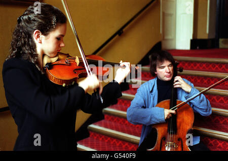 Hilary Hahn con il cellista Julian Lloyd-Webber all'interno della Royal Albert Hall. La violinista americana, ventenne, diventerà la prima artista in assoluto a fare un debutto Proms su The Last Night of the Proms, quando prende il palco al locale di Londra. Foto Stock