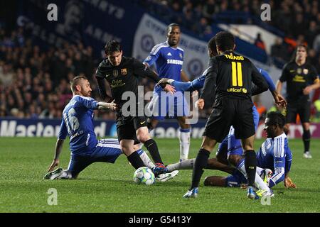 Calcio - UEFA Champions League - Semifinale - prima tappa - Chelsea / Barcellona - Stamford Bridge. Lionel messi di Barcellona (seconda a sinistra) evade le sfide di Raul Meireles di Chelsea (a sinistra) e Mikel (a destra) Foto Stock