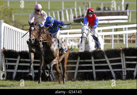 Hurricane Fly guidato da Ruby Walsh (a destra) salta l'ultimo a vincere il campione Rabobank ostacolo davanti a Zaidpour guidato da Paul Townend durante il giorno quattro del Punchestown Festival a Punchestown Racecourse, Naas. Foto Stock