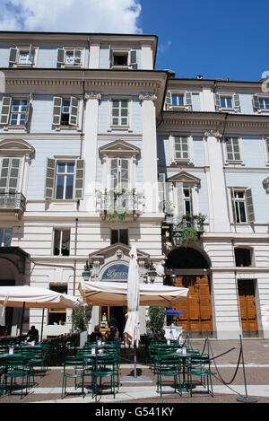 Architettura degli edifici in Via Cesare Battisti nel centro storico di Torino, Piemonte, Italia. Foto Stock